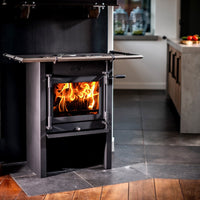 JAcobus 9 kookkachel in moderne keuken met brandend vuur
