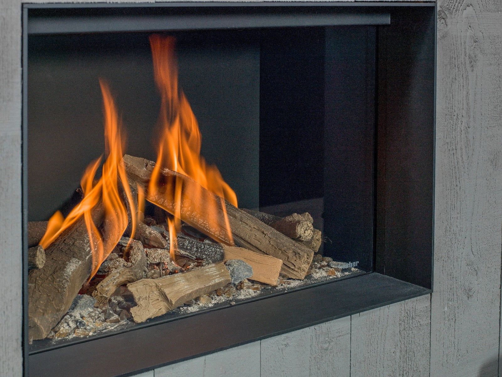 Faber Matrix 800/500 I Front met brandend hout in zwarte inbouwhaard