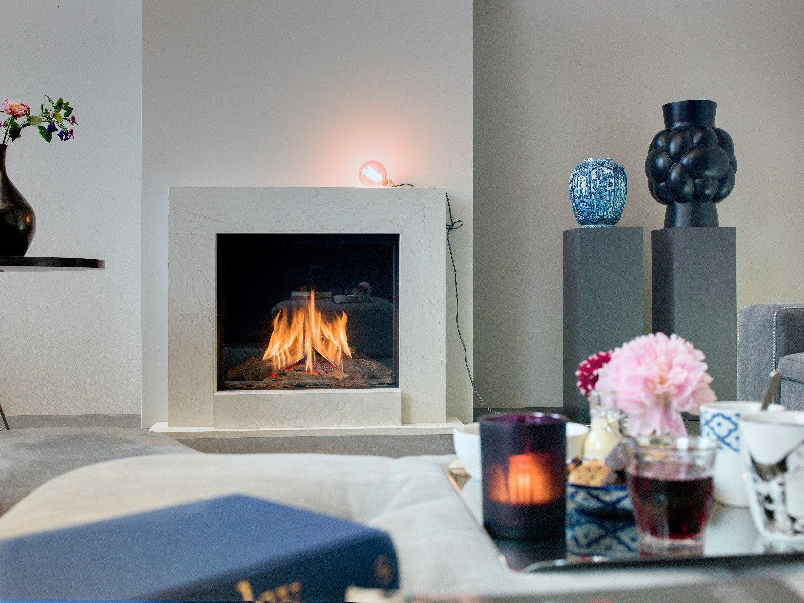 Faber Matrix 800/650 I Front in moderne woonkamer met brandend haardvuur