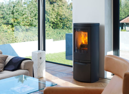 Jydepejsen Cosmo 1147 houtkachel in moderne woonkamer met vuur