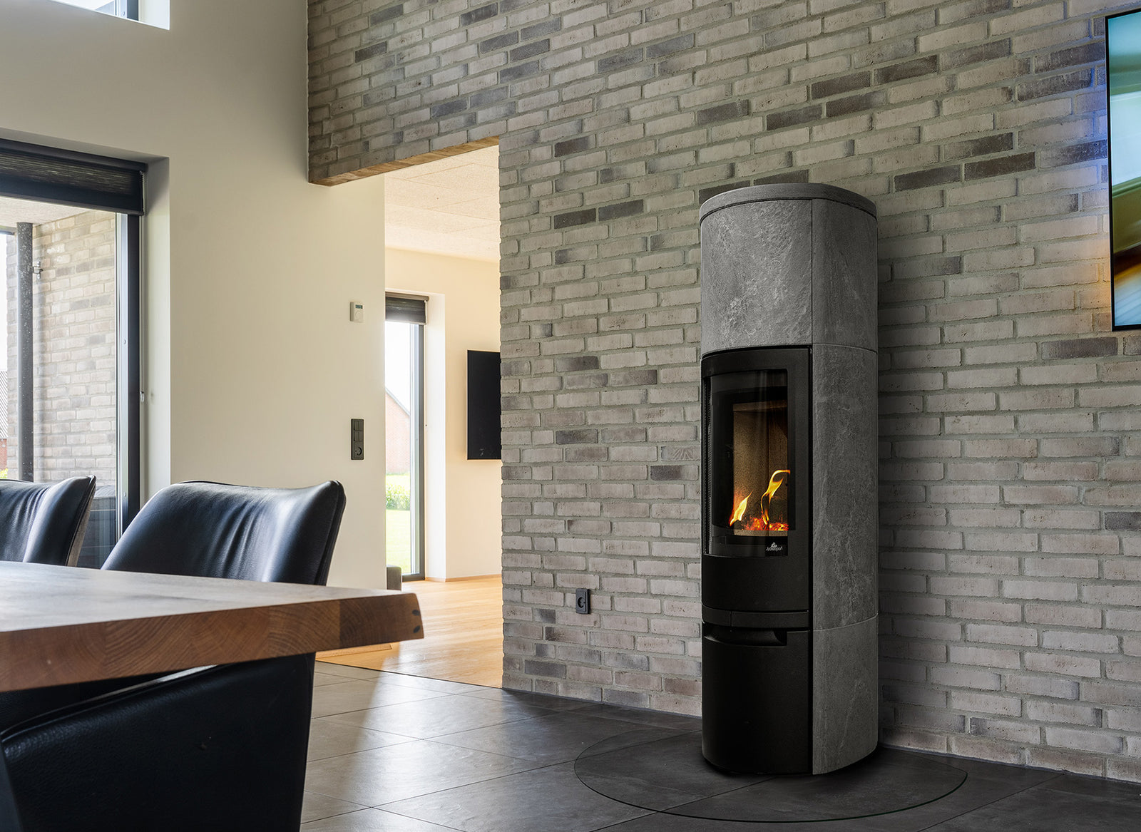Jydepejsen Cosmo 1500 Speksteen in moderne woonkamer met brandend vuur