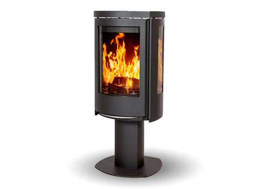 Jydepejsen Cozy Classic Base met zijruiten, zwarte houtkachel op witte achtergrond