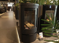 Jydepejsen Cozy Classic Low in showroom met planten en andere kachels
