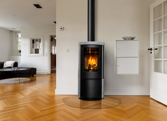 Jydepejsen Cozy Classic Speksteen houtkachel in woonkamer met brandend vuur