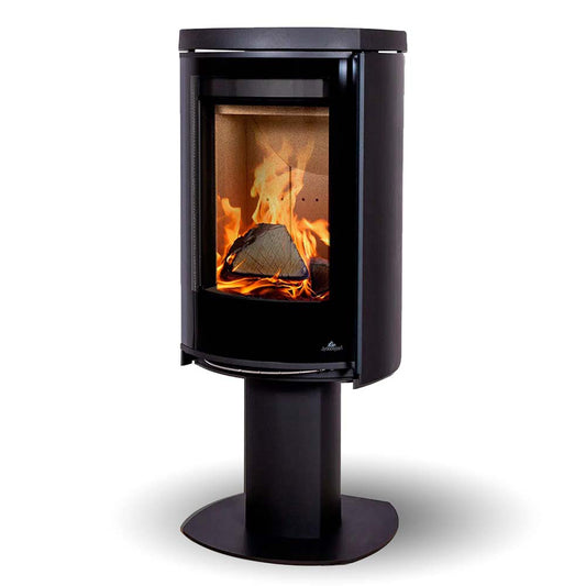 Jydepejsen Cozy Modern Base zwarte houtkachel met brandend vuur