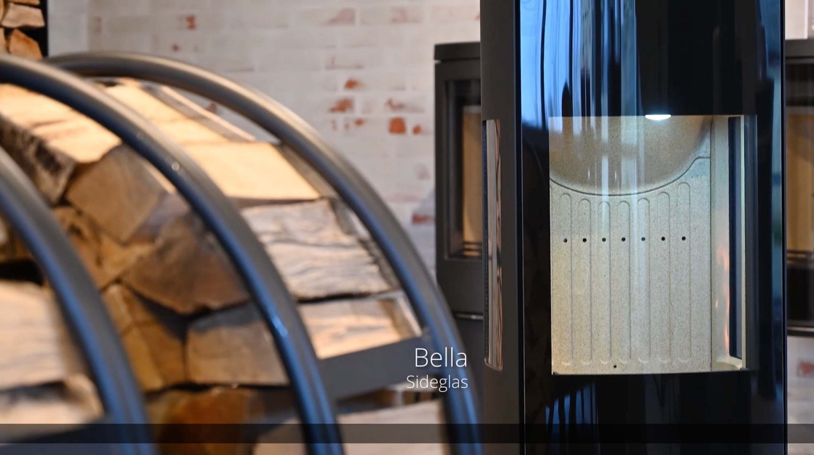 Jydepejsen Bella hoog kachel met zijglas in showroom