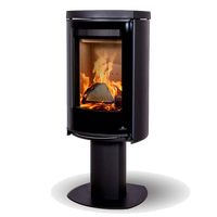Jydepejsen Cozy Modern Base zwarte houtkachel met brandend vuur