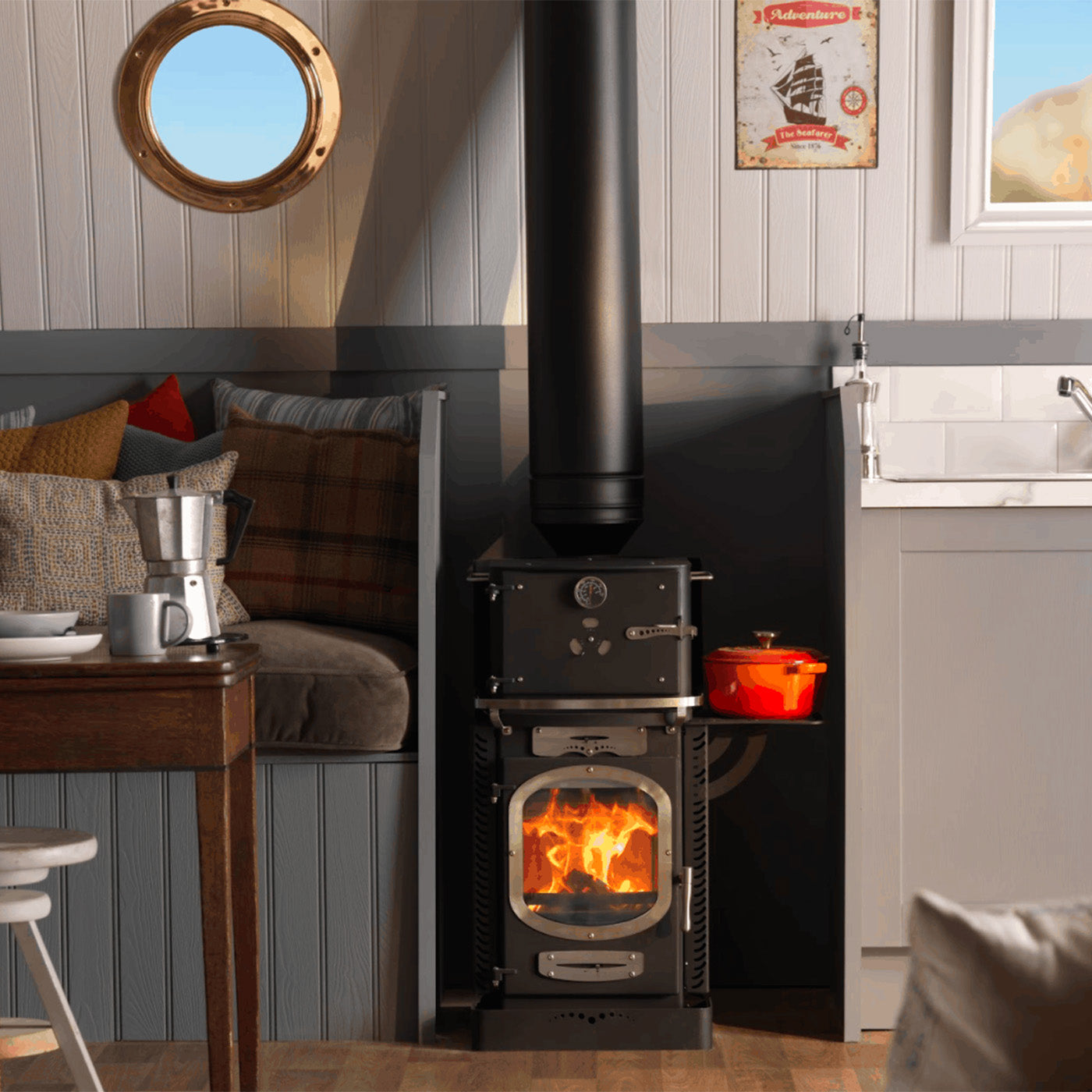 Charlton & Jenrick Go Eco Adventurer 5 Outdoor kachel in woonkamer met brandend vuur