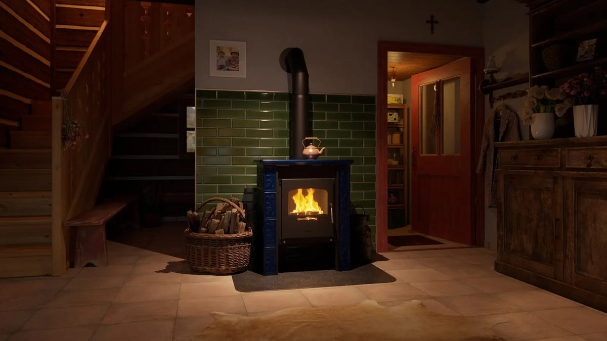HS Flamingo Bali houtkachel met brandend vuur in een sfeervolle houten woonkamer