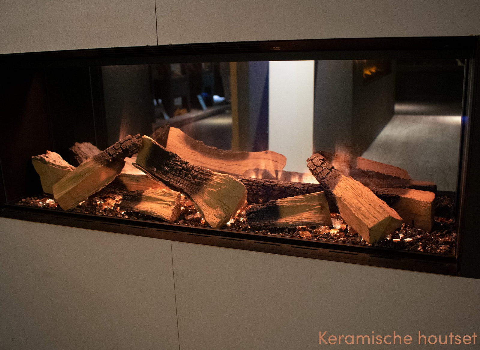 Element4 Club 80H E inbouwhaard met keramische houtset en vlammen