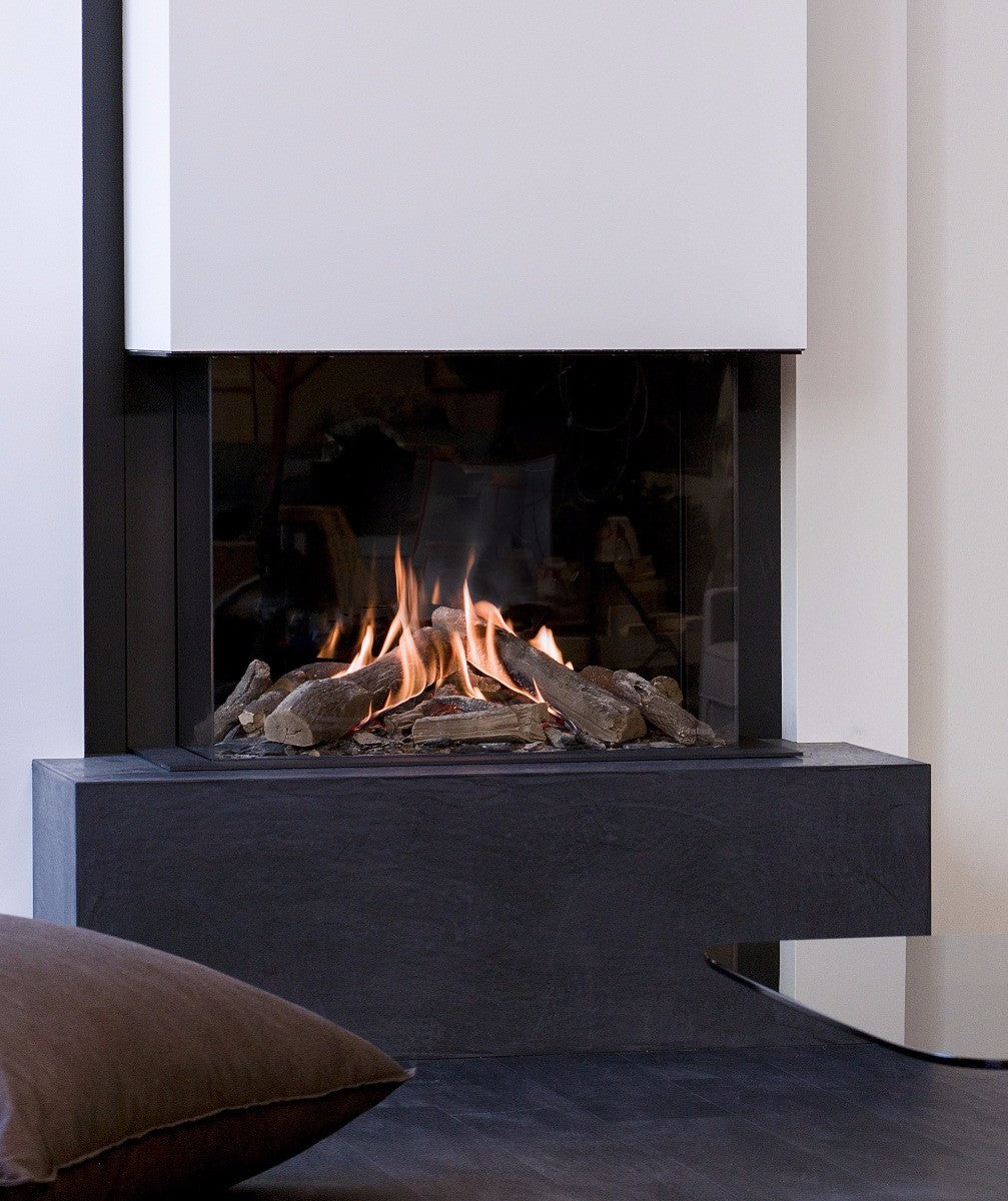 Faber Matrix 800/650 III Driezijdig in moderne woonkamer met brandend haardvuur