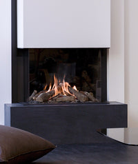 Faber Matrix 800/650 III Driezijdig in moderne woonkamer met brandend haardvuur