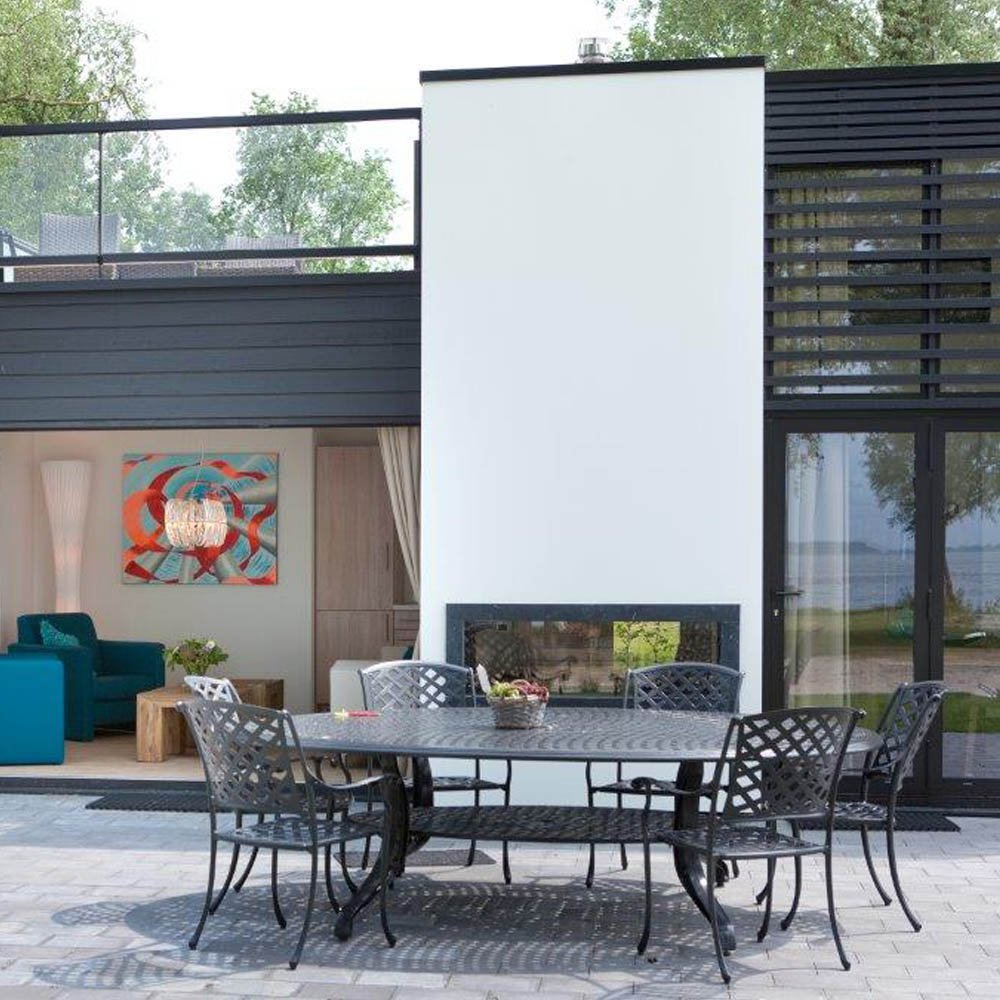 Wanders Koto inside/outside tunnel in moderne buitenwoonkamer met tafel en stoelen