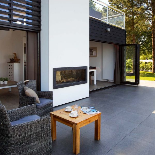 Wanders Koto inside/outside tunnel in moderne terraswoning met ingebouwde haard