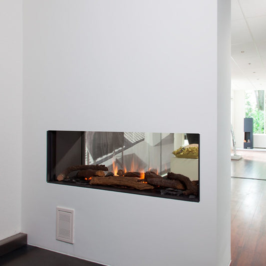 Wanders Koto tunnel in witte wand met brede haardopening en vlammen