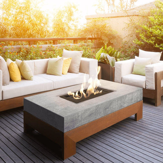 Kr﻿atki AQF Vuurtafel met brandende vlammen op terras tussen loungesets