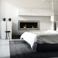 Kratki Juliet TÜV ingebouwd in moderne slaapkamerwand met zichtbare vlammen