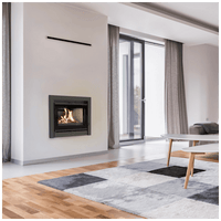 Kratki Kaseta KDZ in moderne woonkamer met brandend vuur in inbouwhaard