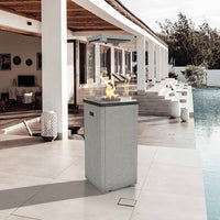 Kr​​atki Patio Light met vlammen op een terras naast het zwembad
