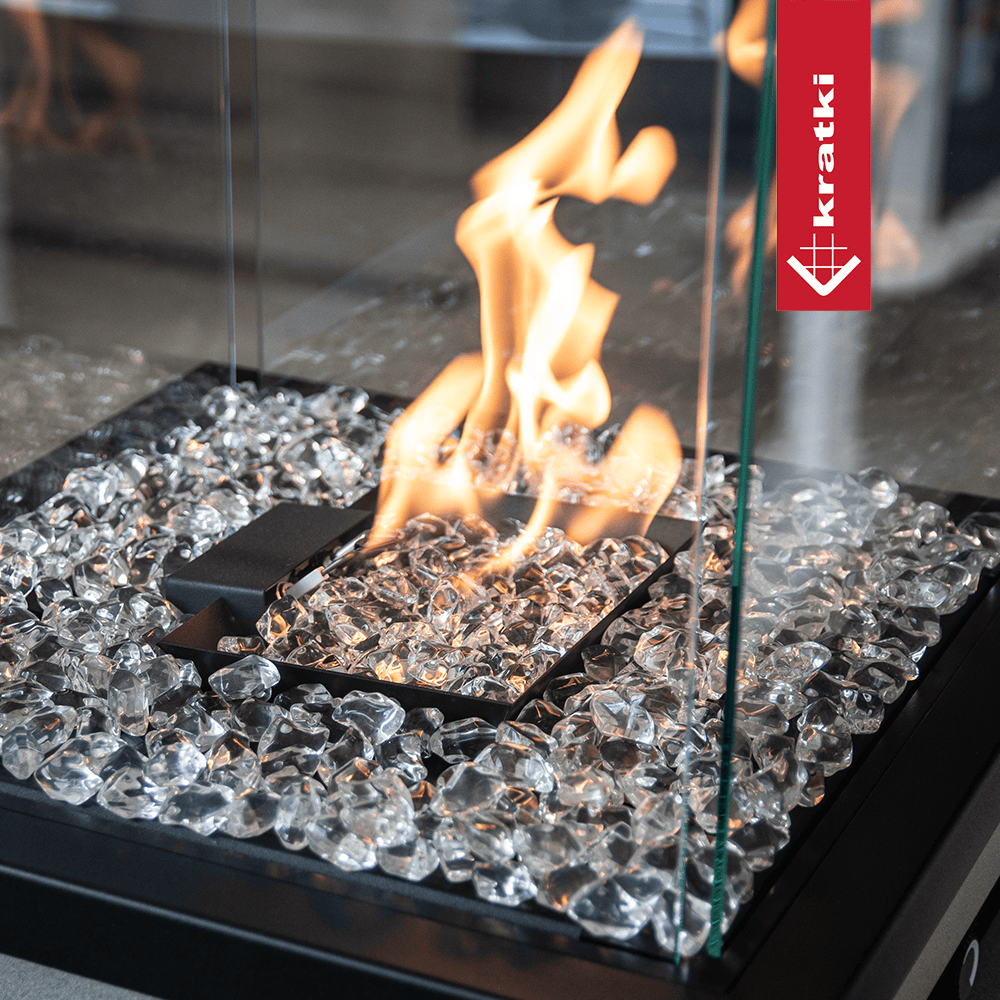 Kratki Patio Light met vlammen tussen decoratieve glazen kristallen achter glas