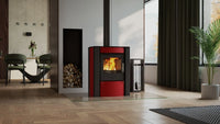 Roodzwarte HS Flamingo Amos houtkachel met brandend vuur in een moderne woonkamer