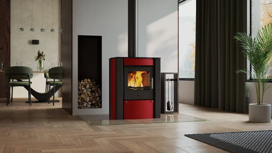 Roodzwarte HS Flamingo Amos houtkachel met brandend vuur in een moderne woonkamer