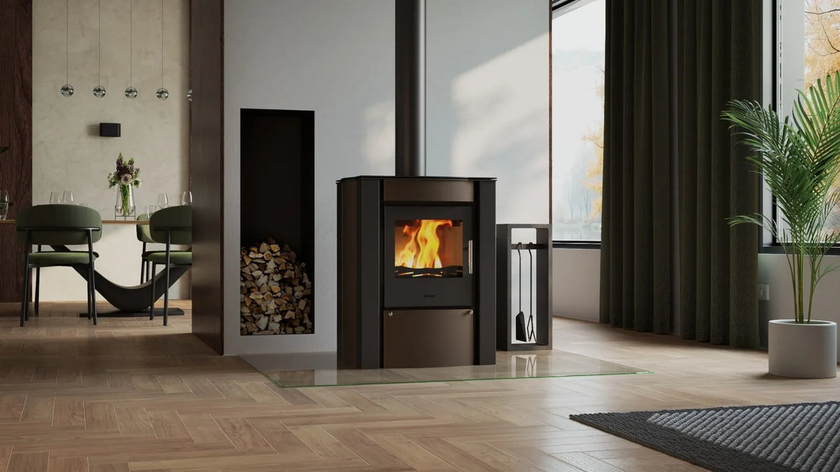 HS Flamingo Amos houtkachel met brandend vuur in een moderne woonkamer