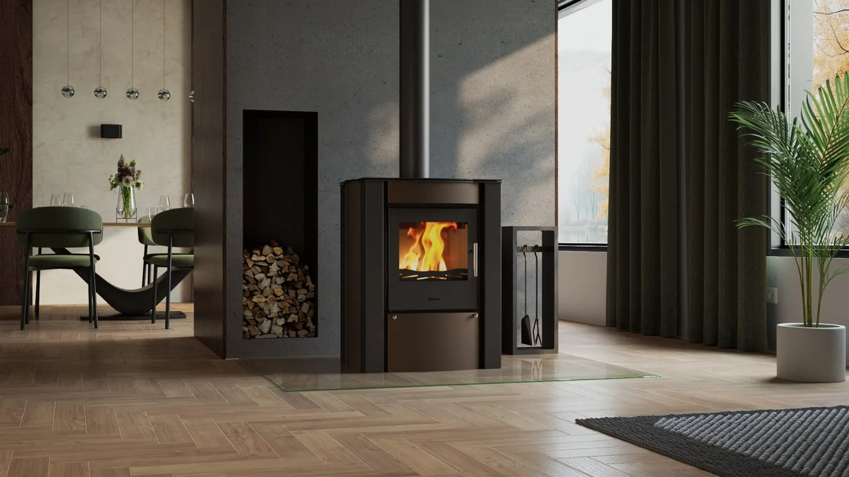 HS Flamingo Amos houtkachel met brandend vuur in een moderne woonkamer