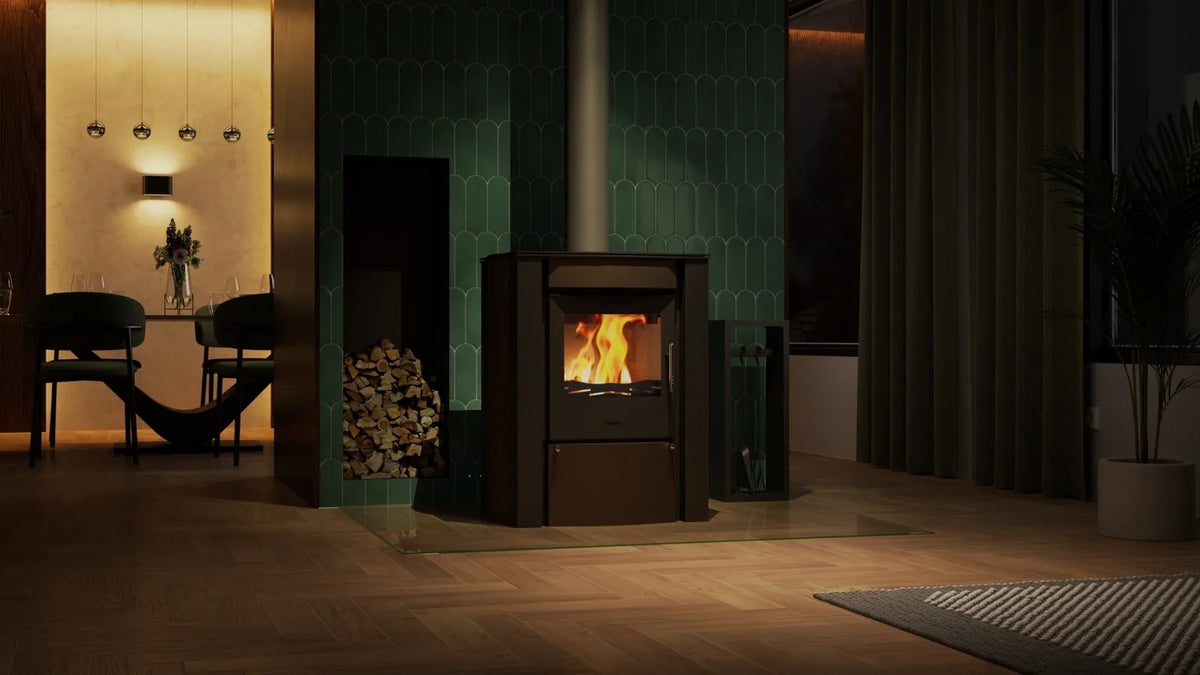 HS Flamingo Amos houtkachel met brandend vuur in een stijlvol interieur