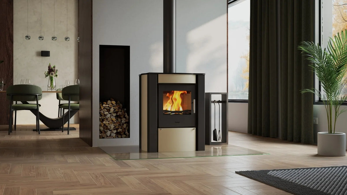 HS Flamingo Amos houtkachel met brandend vuur in een modern interieur