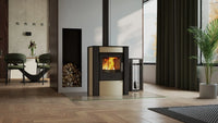 HS Flamingo Amos houtkachel met brandend vuur in een modern interieur