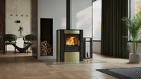 HS Flamingo Amos houtkachel met brandend vuur in een modern interieur