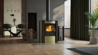 HS Flamingo Amos houtkachel met brandend vuur in een modern interieur