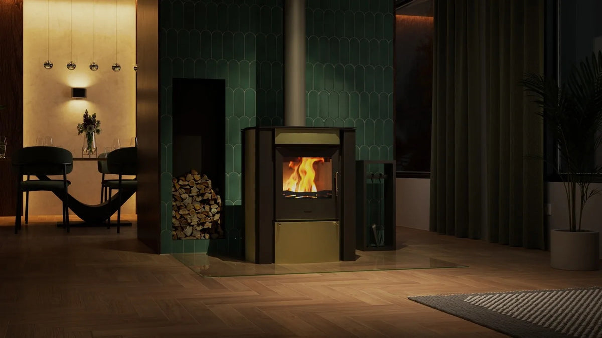 HS Flamingo Amos houtkachel met brandend vuur in een sfeervolle woonkamer