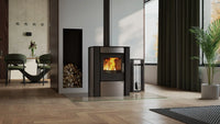 HS Flamingo Amos houtkachel met brandend vuur in een moderne woonkamer