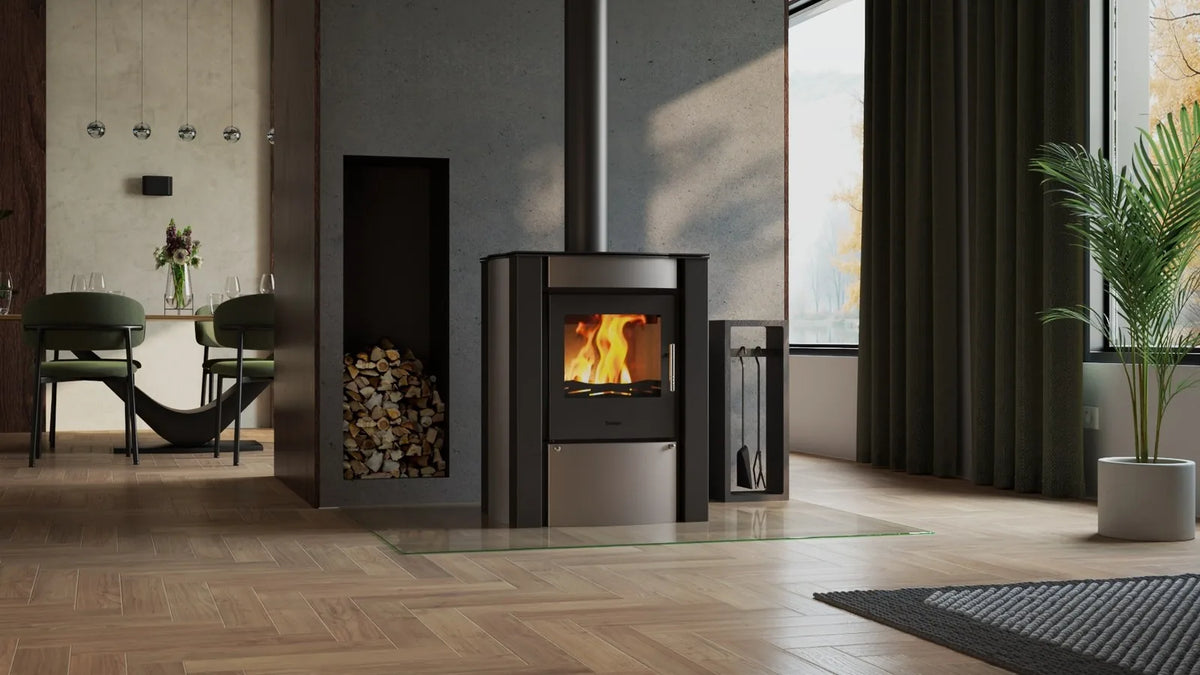 HS Flamingo Amos houtkachel met brandend vuur in een moderne woonkamer
