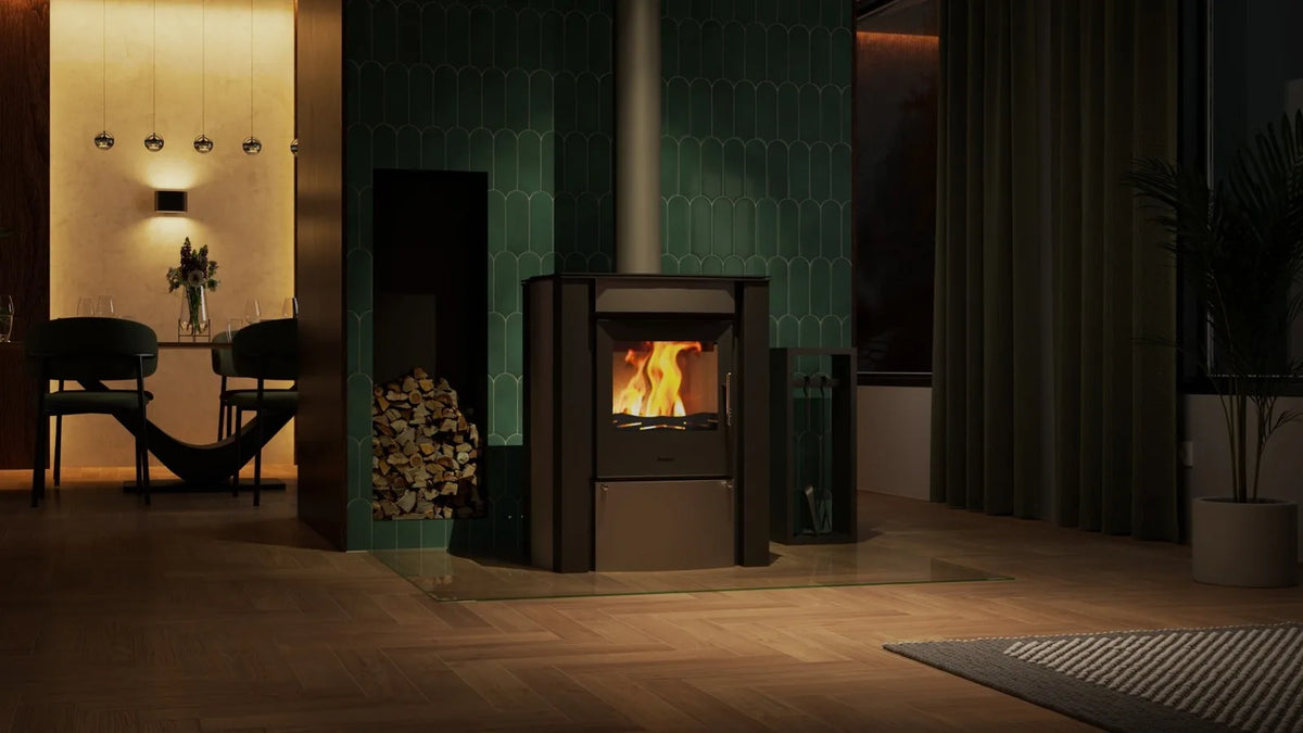 HS Flamingo Amos houtkachel met brandend vuur in een modern interieur