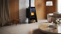 HS Flamingo Deluxe Island houtkachel met brandend vuur in een stijlvol interieur