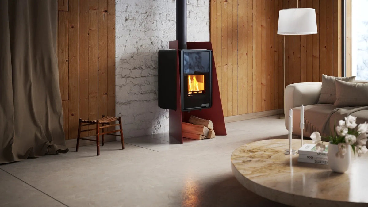 HS Flamingo Deluxe Island houtkachel met brandend vuur in een sfeervolle woonkamer