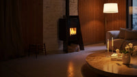 HS Flamingo Deluxe Island houtkachel met brandend vuur in een sfeervolle woonkamer