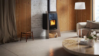 HS Flamingo Deluxe Island houtkachel met brandend vuur in een modern ingerichte woonkamer