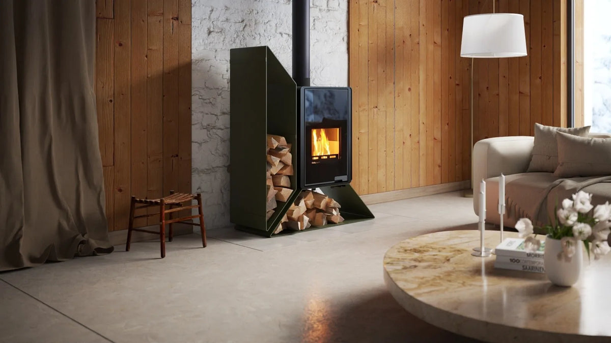 HS Flamingo Deluxe Kampa Links houtkachel met brandend vuur in een sfeervolle woonkamer