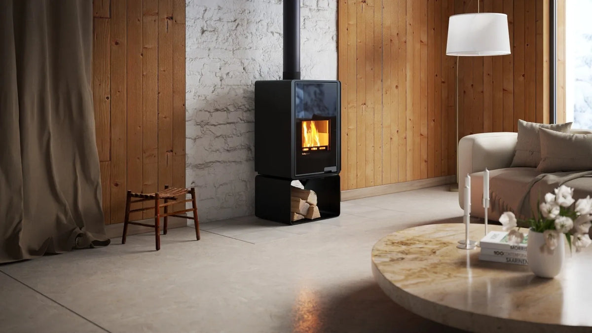 HS Flamingo Deluxe Pentai houtkachel met brandend vuur in een sfeervolle woonkamer