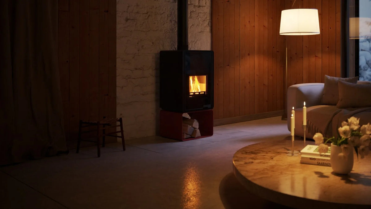 HS Flamingo Deluxe Pentai houtkachel met brandend vuur in een sfeervolle woonkamer