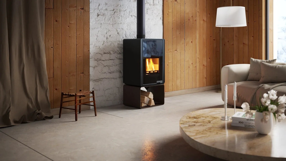 HS Flamingo Deluxe Pentai houtkachel met brandend vuur in een sfeervolle woonkamer
