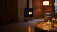 HS Flamingo Deluxe Pentai houtkachel met brandend vuur in een sfeervolle woonkamer