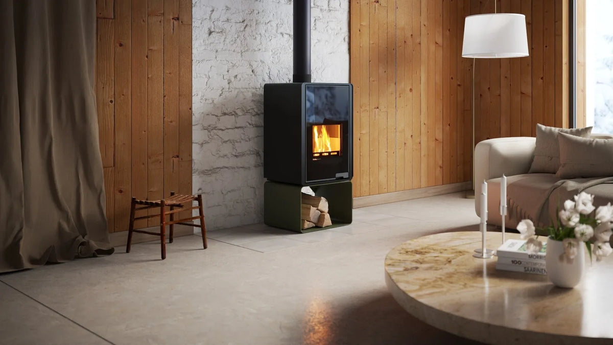 HS Flamingo Deluxe Pentai houtkachel met brandend vuur in een sfeervolle woonkamer