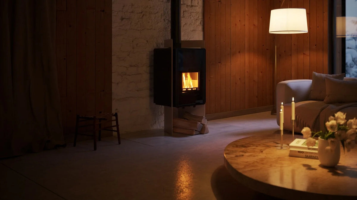 HS Flamingo Deluxe Pulau houtkachel met brandend vuur in een sfeervolle woonkamer