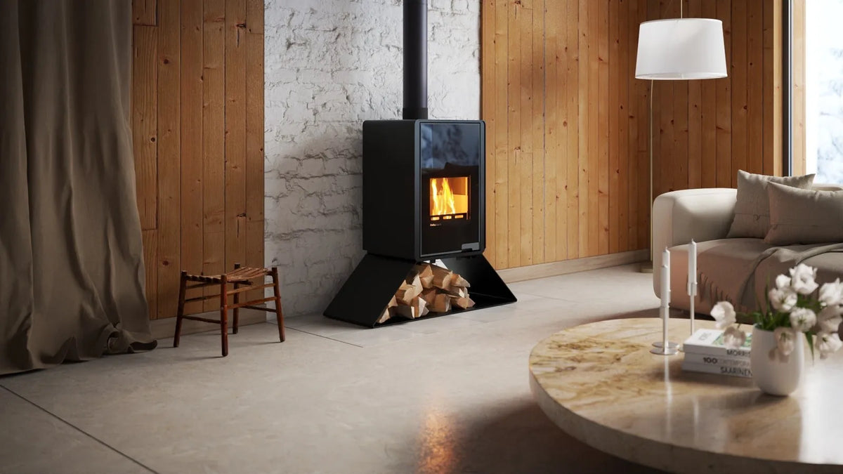 HS Flamingo Deluxe Senai houtkachel met brandend vuur in een stijlvol ingericht interieur