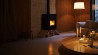 HS Flamingo Deluxe Senai houtkachel met brandend vuur in een sfeervolle woonkamer
